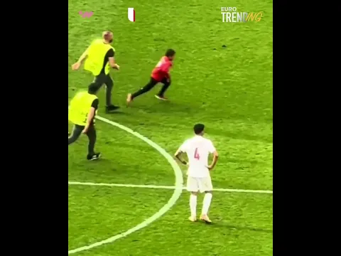 صورة الطفل التركي مع الأسطورة كريستيانو رونالدو😅