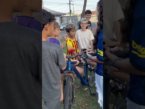 O ultimo que tirar a mao da bicicleta leva pra casa