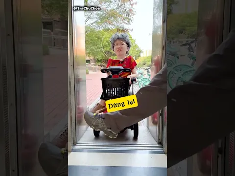 Ông cháu thích làm khó bà cô đi xe điện #shorts
