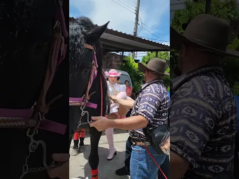 Yahaira montando a caballo #wachandotv #Cachiporristas #Bastoneras #baile #viral #ElSalvador