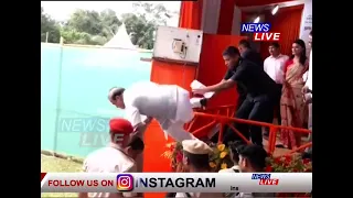 ডিব্ৰুগড়ত মঞ্চৰ পৰা জঁপিয়াই নাচনীৰ কাষ পালেগৈ মুখ্যমন্ত্ৰী