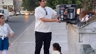 رجل يرمى القمامه ولكن عندما رئا طفله فقيره تجلس بجانب الحاوية كانت الصدمه!!