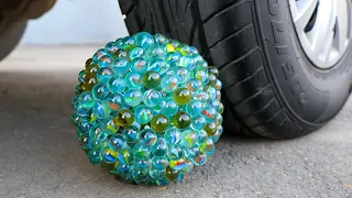 Aplastando Cosas Crujientes con el Coche | Experimento: Canicas VS Rueda de Coche