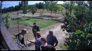 🔞 На Одещині чоловік кинув вулик із бджолами у поліцейського