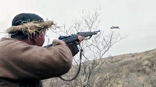 日軍偵察機瘋狂掃射，獵手當場暴走，用一把破舊的步槍將飛機從空中擊落！⚔ 抗日