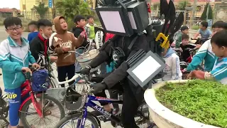 Anh TiTan Tvman thăm trường học các bạn nhỏ