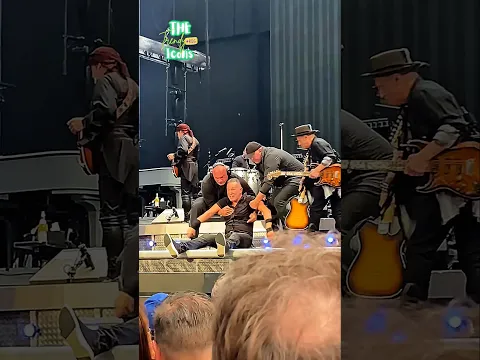 Bruce Springsteen slipped on stage but laughed it off like a legend #brucespringsteen #singer