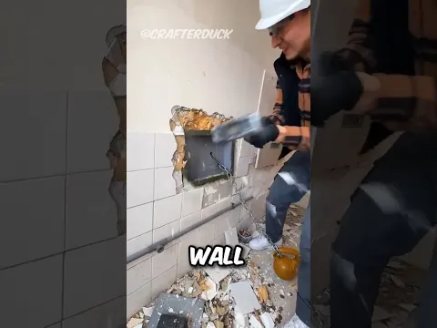 He Found a Fortune Behind the Wall! 💎😮 (@CrafterDUCK)