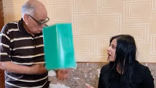مديره شركه ترمي ورق في وش راجل كبيره عنده 60 سنه بيقدم لشغل