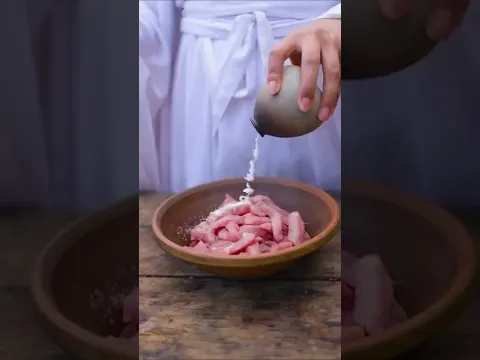 Pork belly turned into monster! kung fu couple used fan as weapon to turn it into spicy food