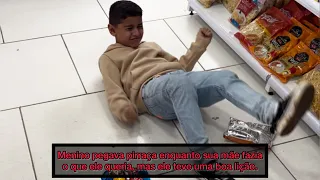 Menino pegava pirraça enquanto sua mãe fazia o que ele queria, mas ele teve uma boa lição