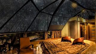 Luisteren naar de Vallende Regen en 's Nachts Slapen in Deze Gezellige Kamer in het Bos was Geweldig