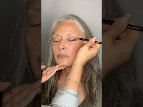 सास बनी बहू से भी सुंदर🤯😨~working art skillwood/ hand crafts /#shorts#shortsfeed #makeup