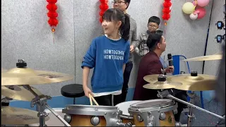 妞妞长大了！小鼓手妞妞架子鼓演奏经典歌曲（舞女）