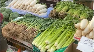 Xi'an's most popular vegetable morning market is full of life