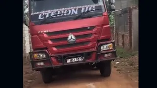 See how an experienced driver reversed a how sinotruck 8×4 dump truck 