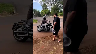 Abordei uma Harley