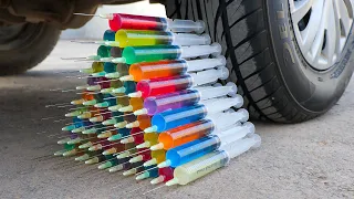 Aplastando Cosas Crujientes con el Coche | Experimento: Rueda de Coche VS Jeringas