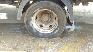 Kuorma-auto ja auto jumissa suossa