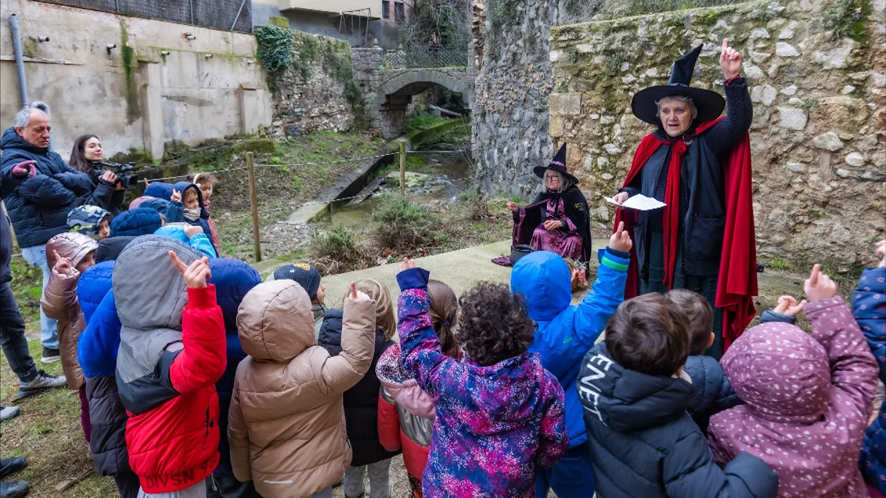 Les Bruixes de Centelles ensenyen als més petits com fer encanteris