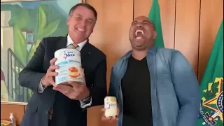 Bolsonaro recebe lata gigante de leite condensado de youtuber bolsonarista VLOGDOLISBOA
