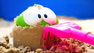 Игрушка Ам Ням и прятки в песочнице! Игры и  видео про игрушки Om Nom