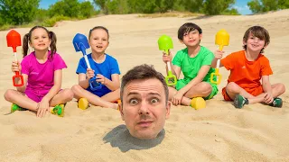 Színes tengerparti kaland! 🏖️🌈 Gyerekek Játékokat és Kincseket Találnak