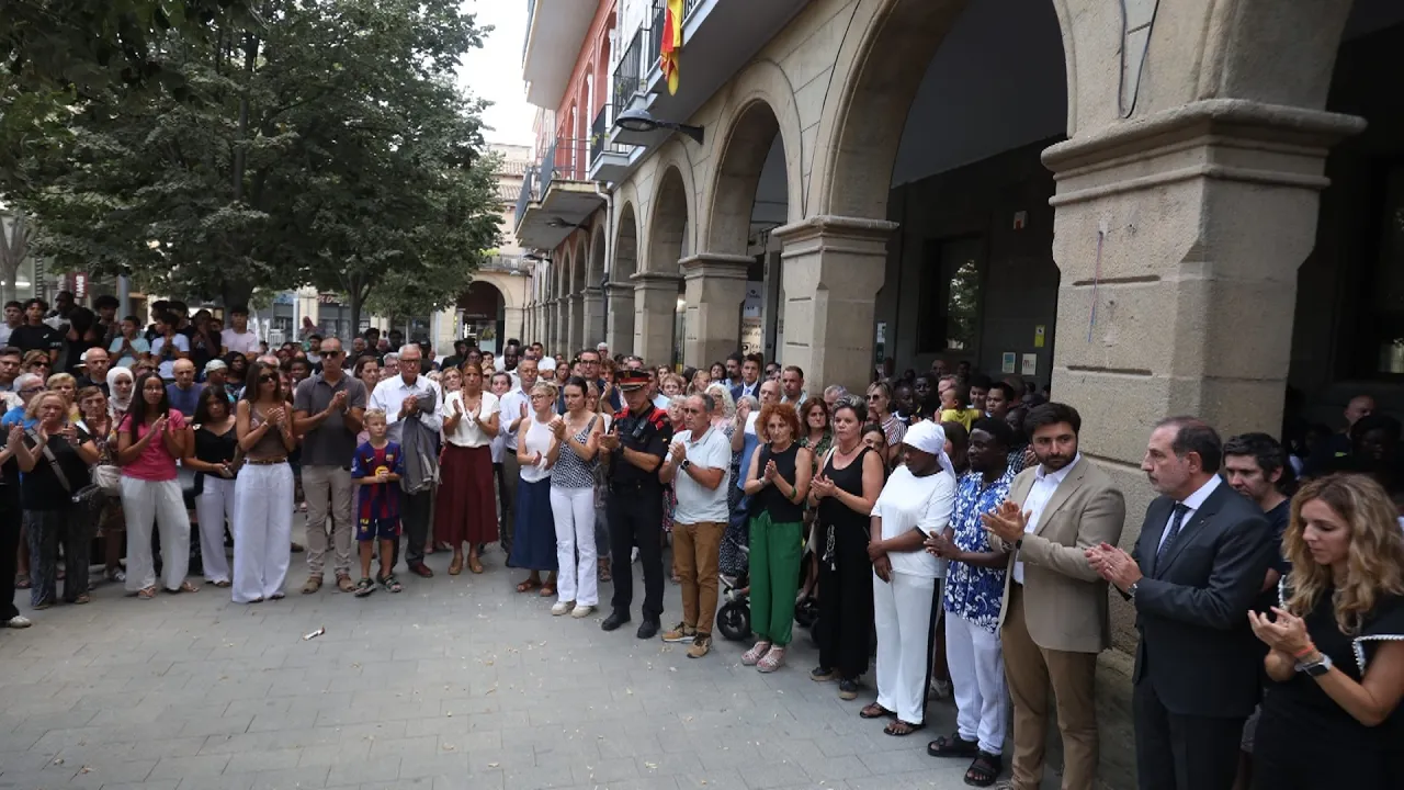 Manlleu recorda els dos joves morts en un emocionat minut de silenci aquest vespre