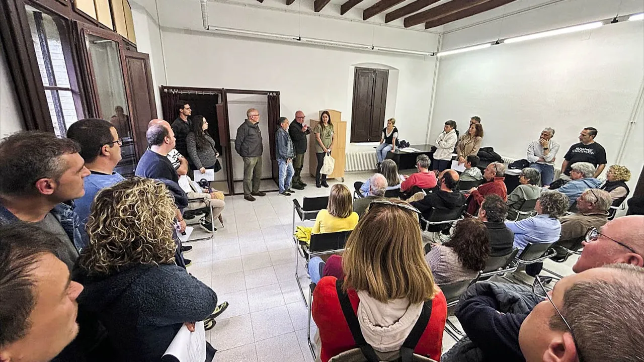 Veïns de Sant Sadurní d’Osormort celebren la primera reunió en contra del parc d’animals