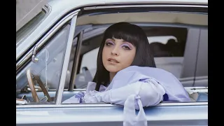 Mon Laferte - Algo es mejor premiere en vivo