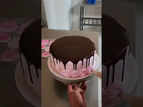 Como decorar un torta de frutillas con chocolate y fresas