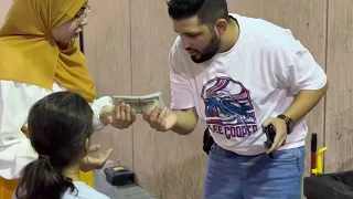 طفله وجدت مال بلقمامه صدمة وأم تسرق؟