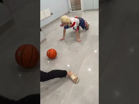 O demónio corre mesmo rápido! #funny #cosplay #dance #kpop #halloween #couple