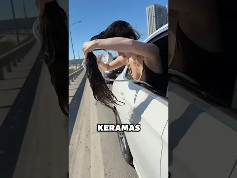 Banyak orang bilang dia gila karna keramas dimobil