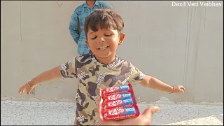 દક્ષીત અને મિતુલ ને આપી કિટકેટ ચૉકલેટ 🤗🥰 Daxit ane Mitul ne api KitKat chocolate 🍫