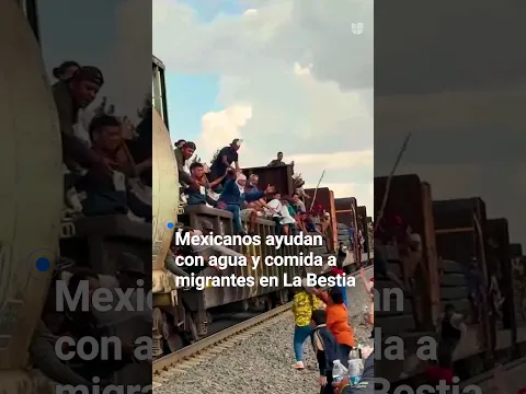 Mexicanos ayudan con agua y comida a migrantes en La Bestia