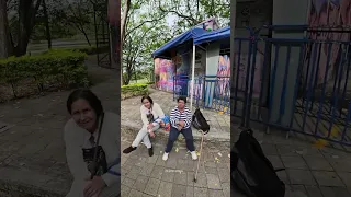 En Medellín dan besos