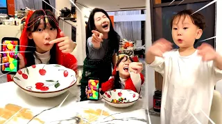 【斗罗大陆】唐舞桐姐姐从手机里倒出彩虹糖啦，弟弟为什么倒不出彩虹糖！#斗罗大陆#唐三#小舞 #唐舞桐#印度