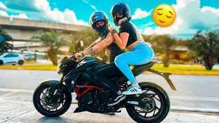 CHAMEI A LOIRA DA REPSOL PRA UM ROLÊ NA MINHA MOTO “ela me agarrou”