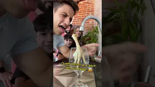 Quem derramar bebe água do pé de galinha!😱
