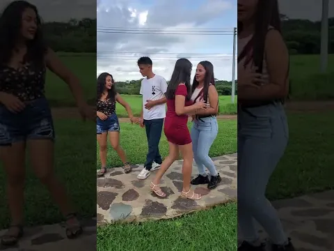 Interesadas acompañan a este joven al banco.
