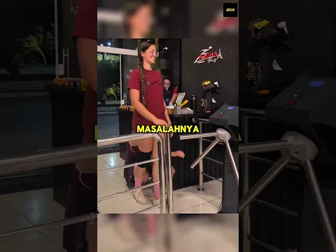 Trik Licik Cewek ini Bikin Temannya Lolos Masuk Gym