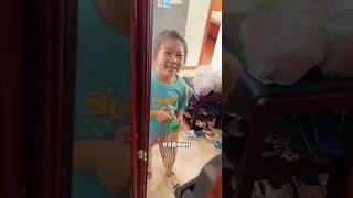 孩子和狗在家独处的一天。因为糖果感染了诺如病毒，不能去学校。我们又要上班。所以家里只有糖果木星，虽然我很了解木星，但是还是怕万一它伤了糖果。所以把木星关笼子了，糖果说她太无聊了，能不能把木星放出来