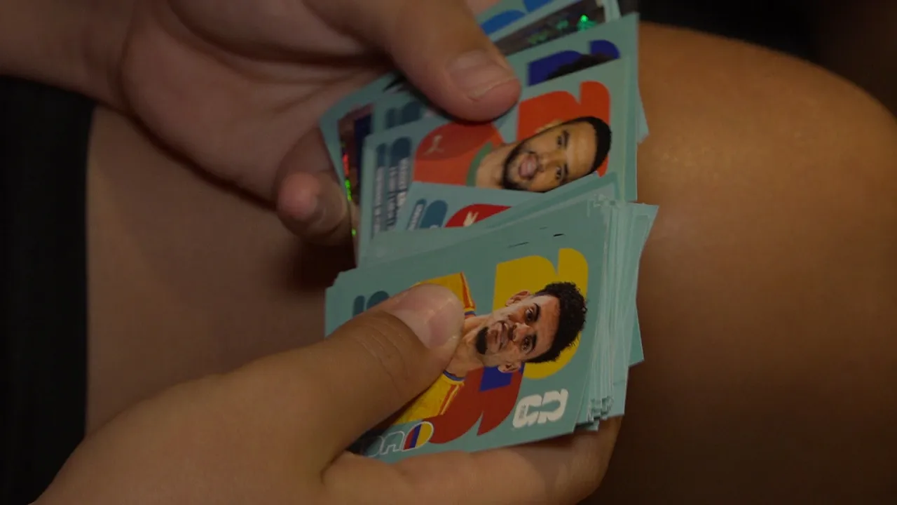 Joves de Sant Pere de Torelló es troben per fer intercanvi de cromos del Mundial