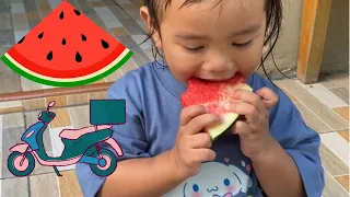 Makan semangka dan naik motor bareng mbah | Kegiatan Kak Sha di sore hari