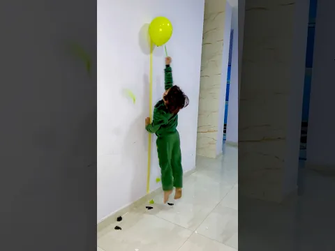 عمر فرقع بالون اصفر واسود