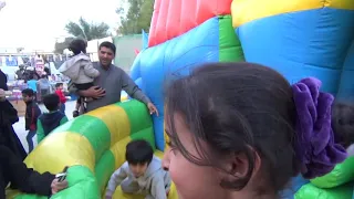لعب الأطفال في البيت الهزاز