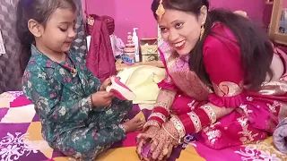 Badi Mami ke sath mishti gift ka unboxing krte hue |