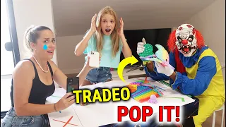 TRADEAMOS CON EL PAYASO NOS QUITA LOS POP IT 😱 INTERCAMBIO FIDGET CON EL PAYASO