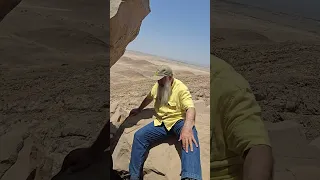 البحث عن العسل في الجبال القاحله!!